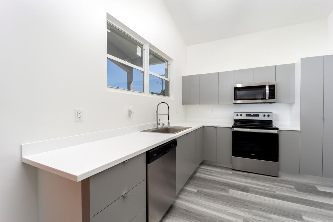 Active With Contract: $304,900 (3 beds, 2 baths, 1110 Square Feet)