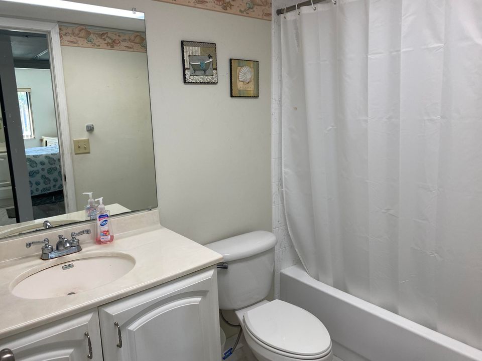 Active With Contract: $217,000 (1 beds, 1 baths, 689 Square Feet)