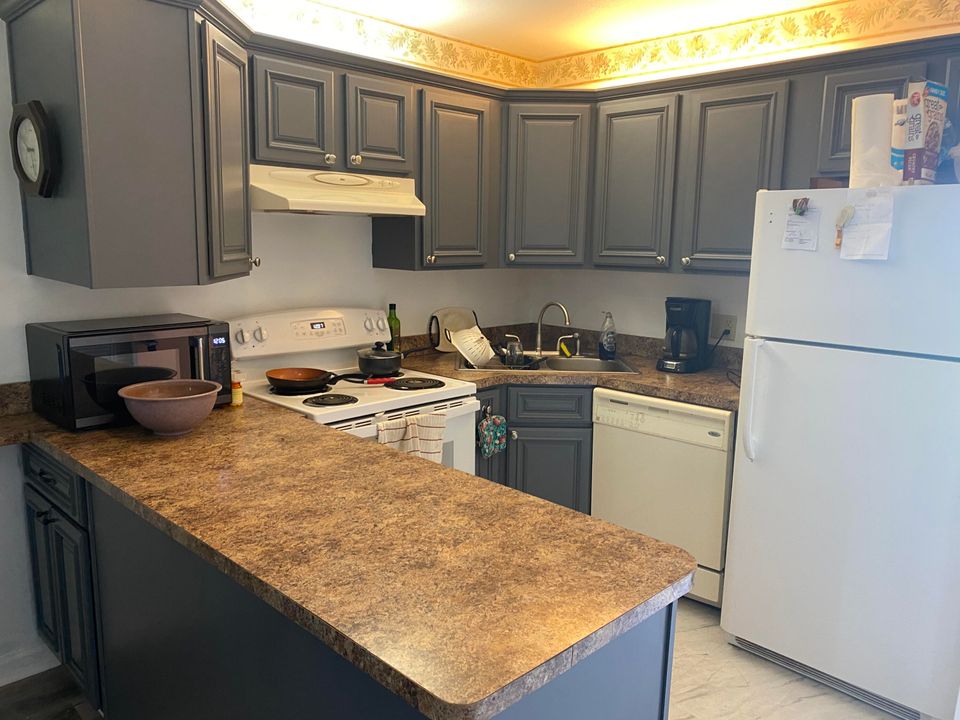 Active With Contract: $217,000 (1 beds, 1 baths, 689 Square Feet)