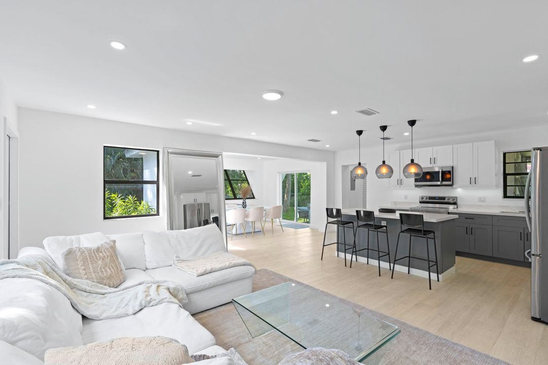 Active With Contract: $624,900 (2 beds, 2 baths, 1204 Square Feet)