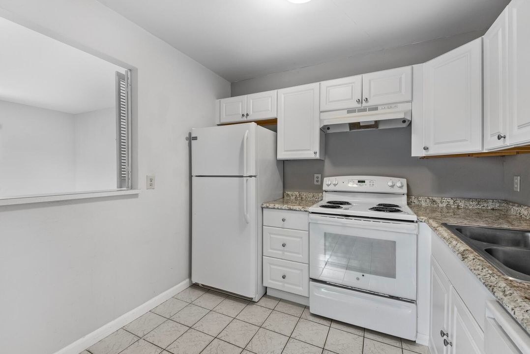 For Sale: $99,900 (1 beds, 1 baths, 720 Square Feet)