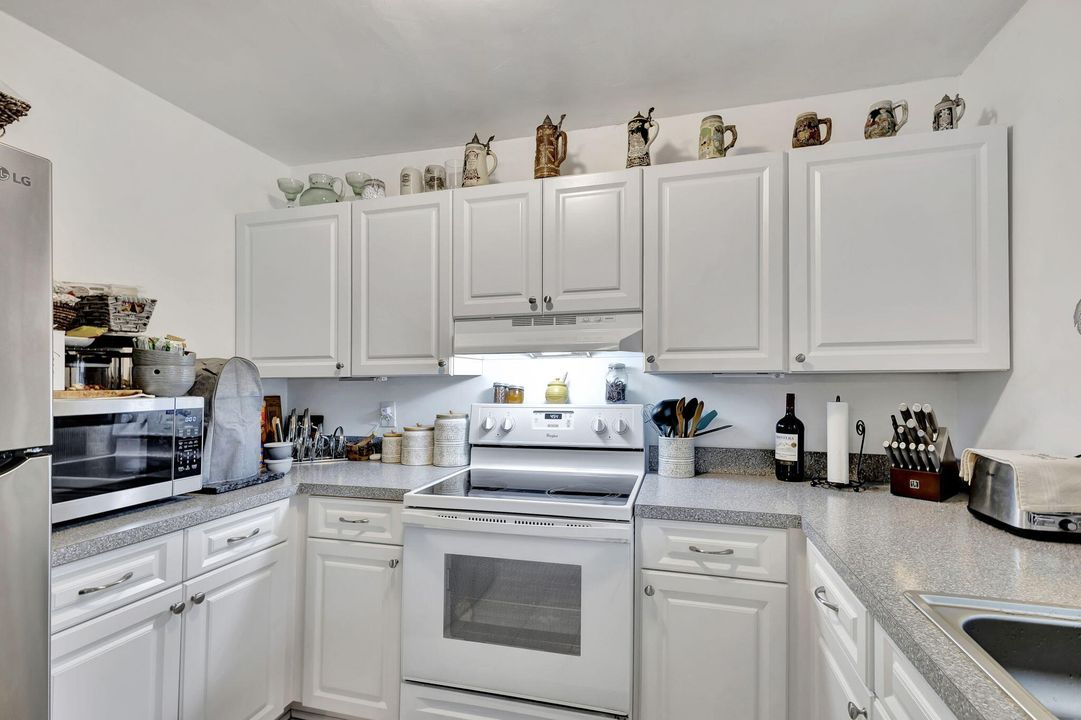 Active With Contract: $193,800 (2 beds, 2 baths, 997 Square Feet)