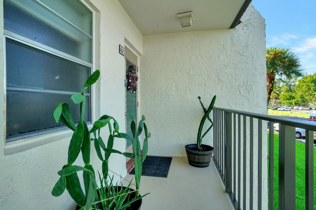 For Sale: $164,000 (2 beds, 2 baths, 905 Square Feet)
