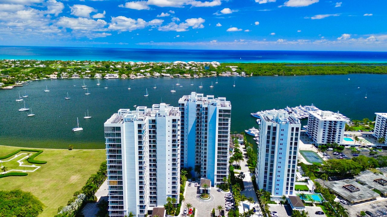 Active With Contract: $2,150,000 (3 beds, 3 baths, 1949 Square Feet)