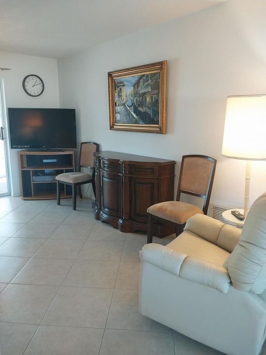 For Sale: $119,000 (1 beds, 1 baths, 632 Square Feet)