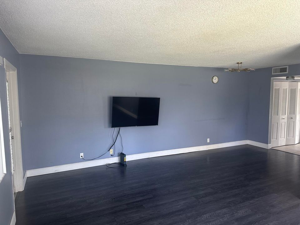 Active With Contract: $119,000 (1 beds, 1 baths, 702 Square Feet)