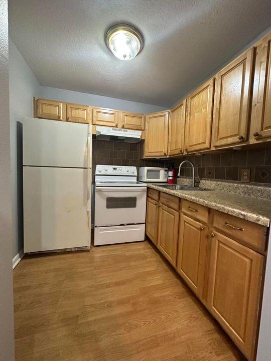 For Sale: $92,000 (1 beds, 1 baths, 615 Square Feet)