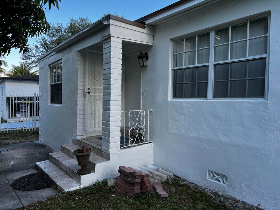 Active With Contract: $3,000 (4 beds, 2 baths, 1339 Square Feet)