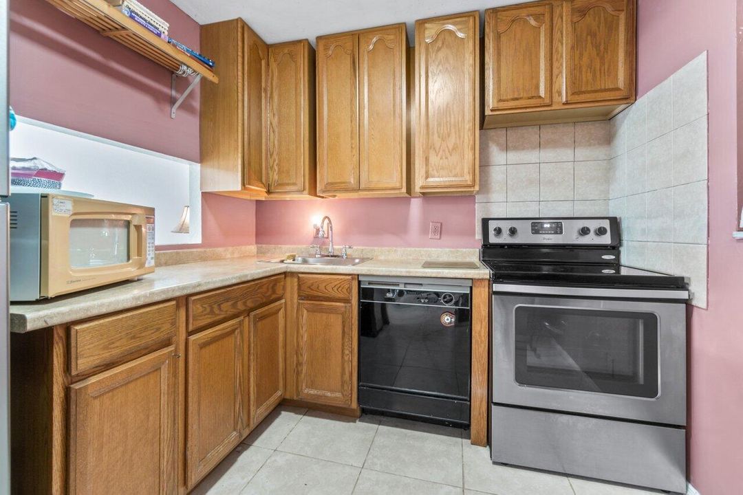 For Sale: $125,000 (1 beds, 1 baths, 700 Square Feet)