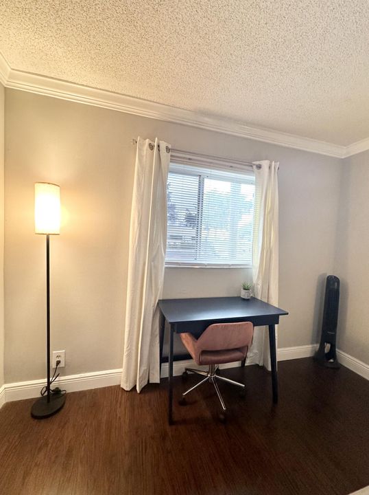 For Sale: $165,000 (1 beds, 1 baths, 678 Square Feet)