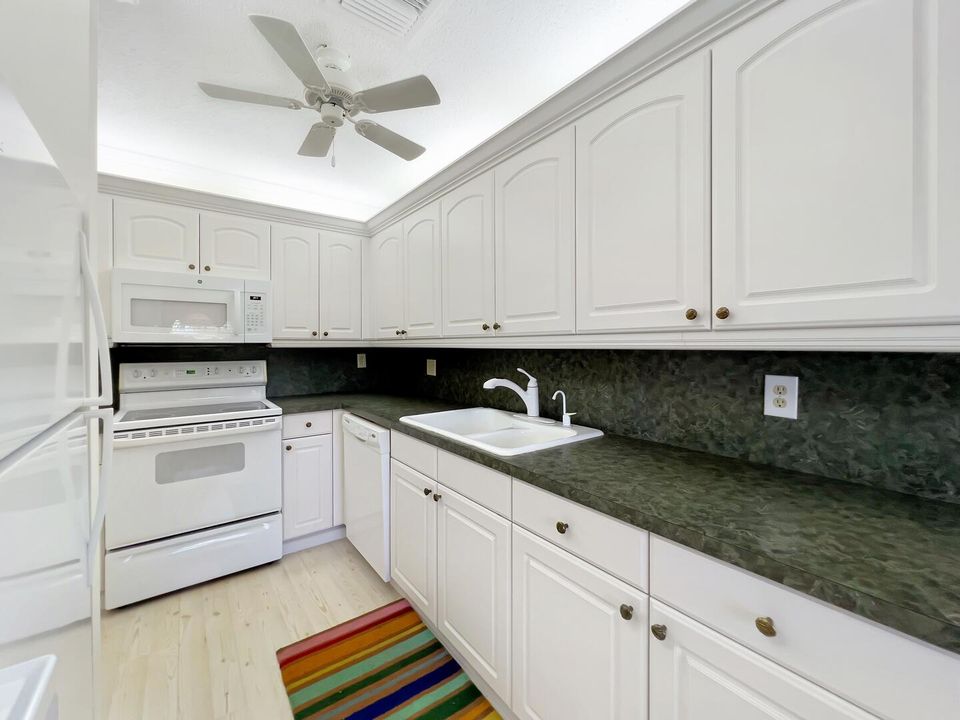 Active With Contract: $169,900 (2 beds, 2 baths, 1167 Square Feet)