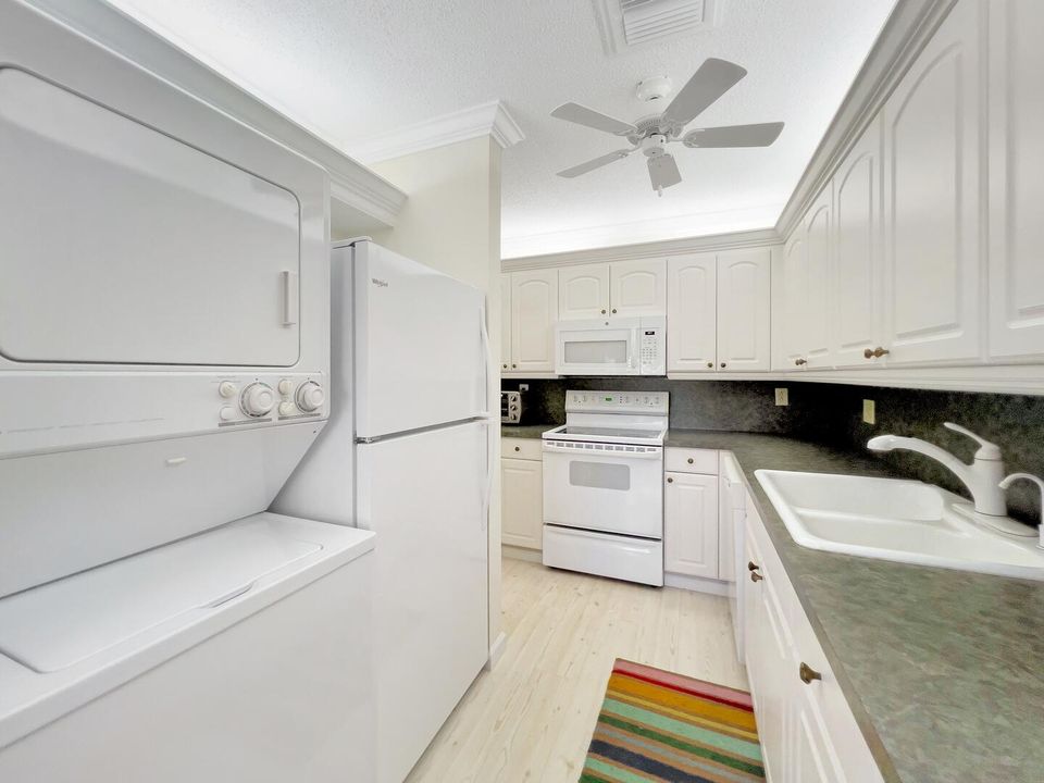 Active With Contract: $169,900 (2 beds, 2 baths, 1167 Square Feet)