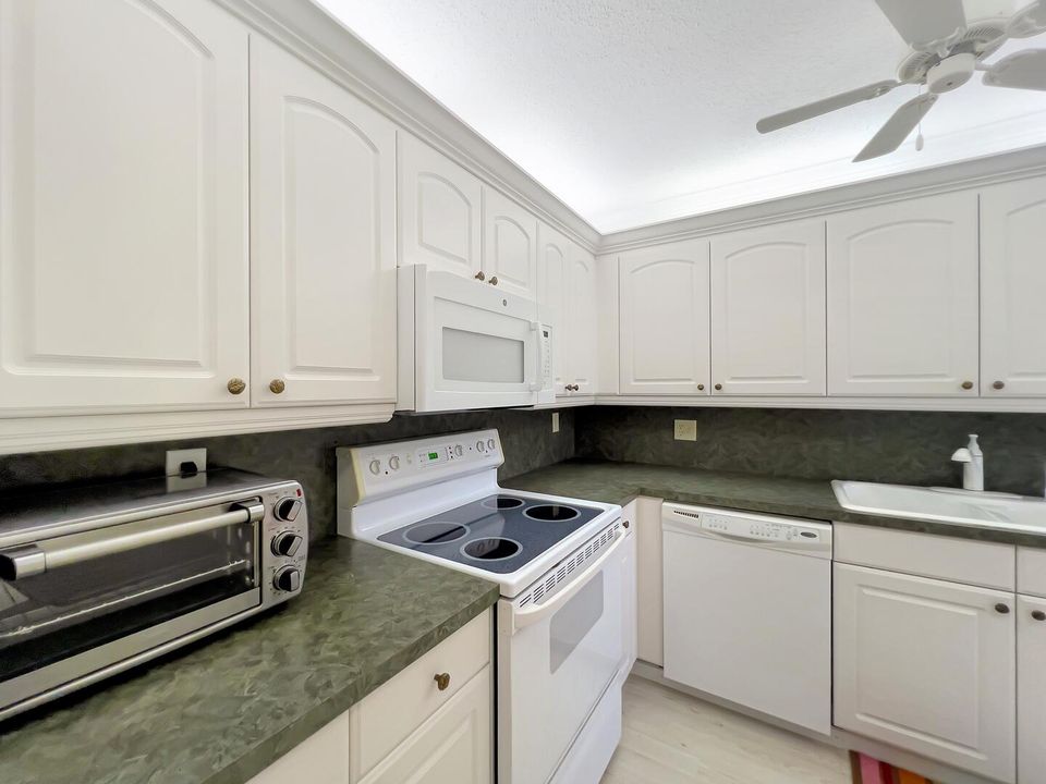 Active With Contract: $169,900 (2 beds, 2 baths, 1167 Square Feet)