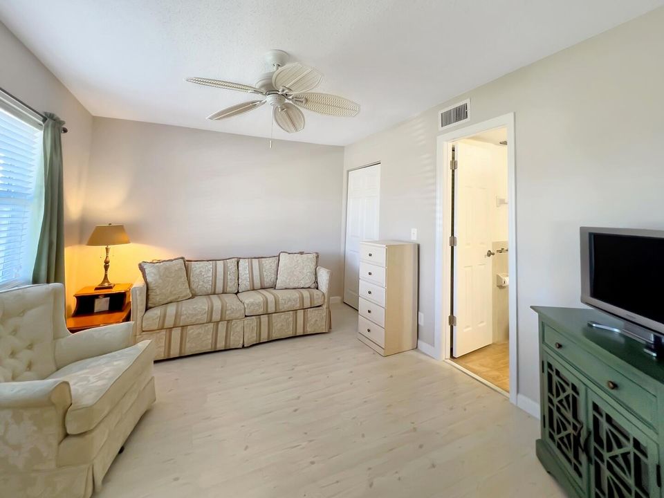 Active With Contract: $169,900 (2 beds, 2 baths, 1167 Square Feet)