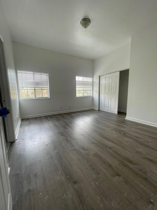 Active With Contract: $2,500 (3 beds, 2 baths, 1342 Square Feet)