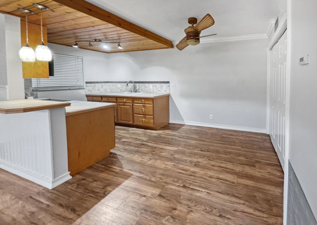 Active With Contract: $190,000 (1 beds, 1 baths, 578 Square Feet)