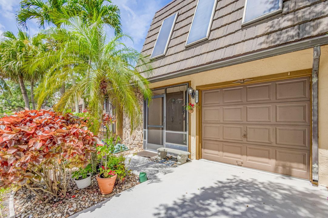 Active With Contract: $429,900 (2 beds, 2 baths, 1448 Square Feet)