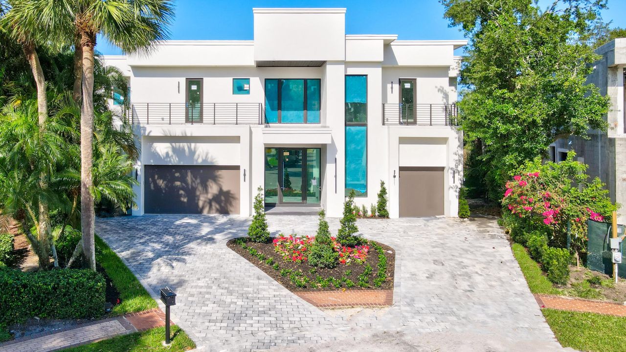 Active With Contract: $3,995,000 (5 beds, 7 baths, 5953 Square Feet)