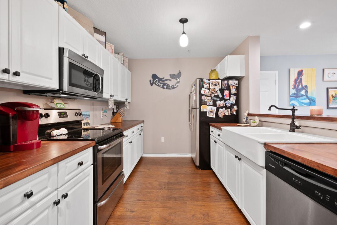 For Sale: $325,000 (2 beds, 1 baths, 968 Square Feet)