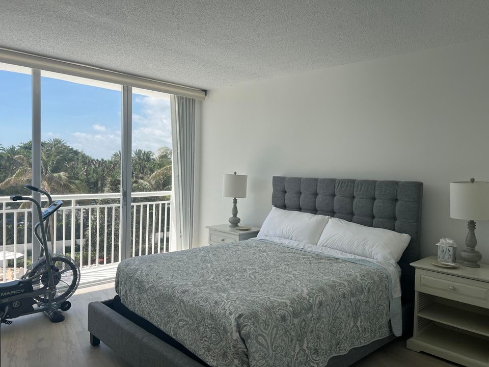 Active With Contract: $9,000 (2 beds, 2 baths, 1294 Square Feet)