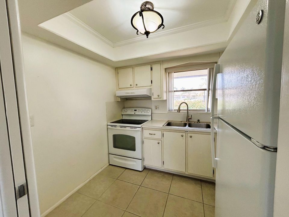 For Sale: $99,900 (1 beds, 1 baths, 611 Square Feet)