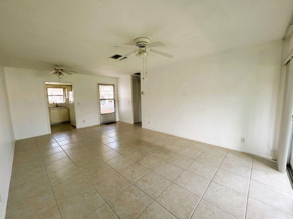 For Sale: $99,900 (1 beds, 1 baths, 611 Square Feet)