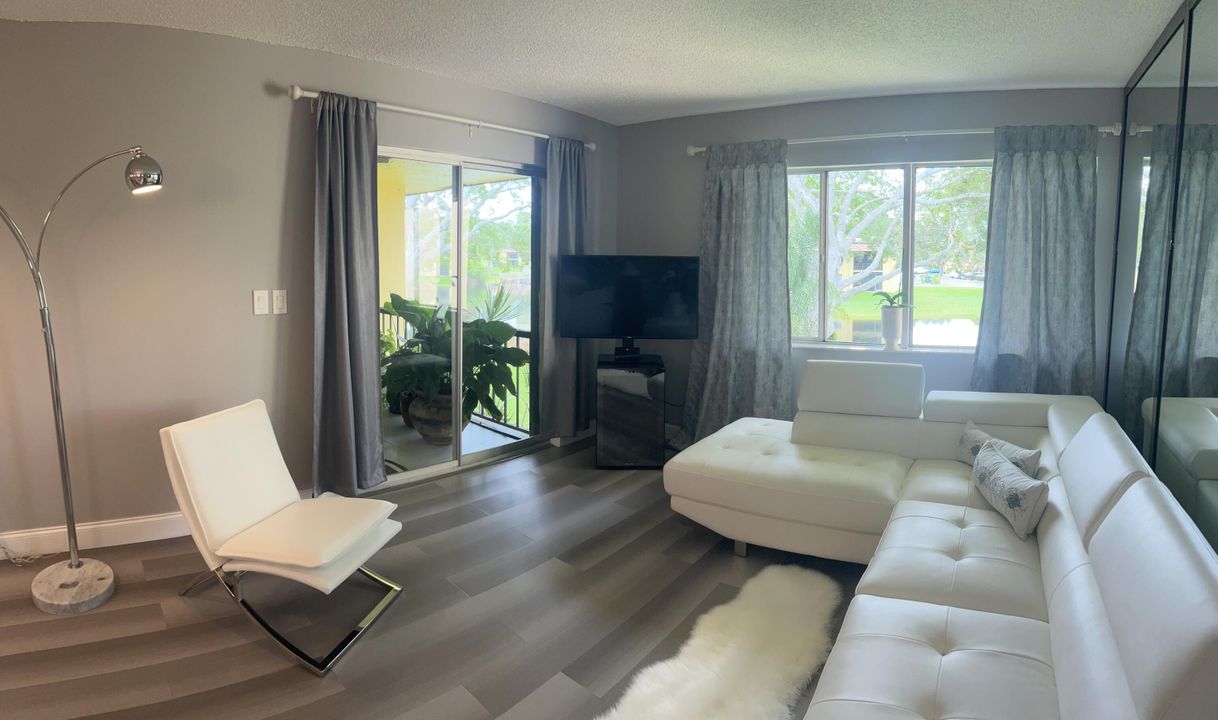 Active With Contract: $2,000 (1 beds, 1 baths, 715 Square Feet)