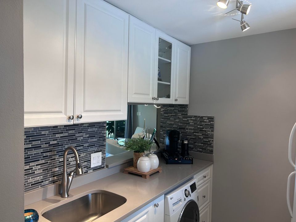 Active With Contract: $2,000 (1 beds, 1 baths, 715 Square Feet)