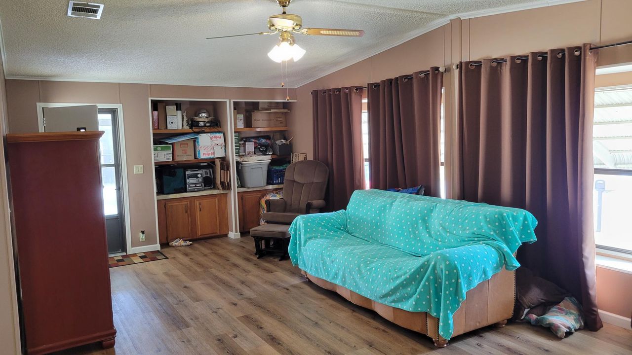 For Sale: $59,900 (2 beds, 2 baths, 1560 Square Feet)