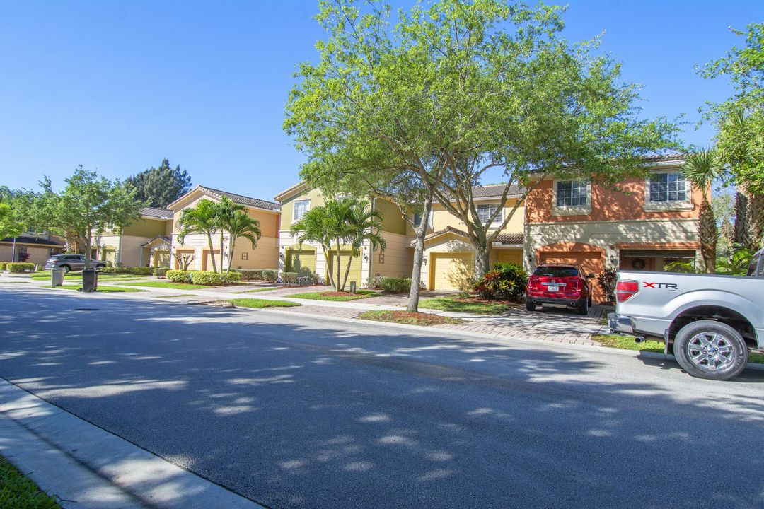 Active With Contract: $285,000 (2 beds, 2 baths, 1296 Square Feet)