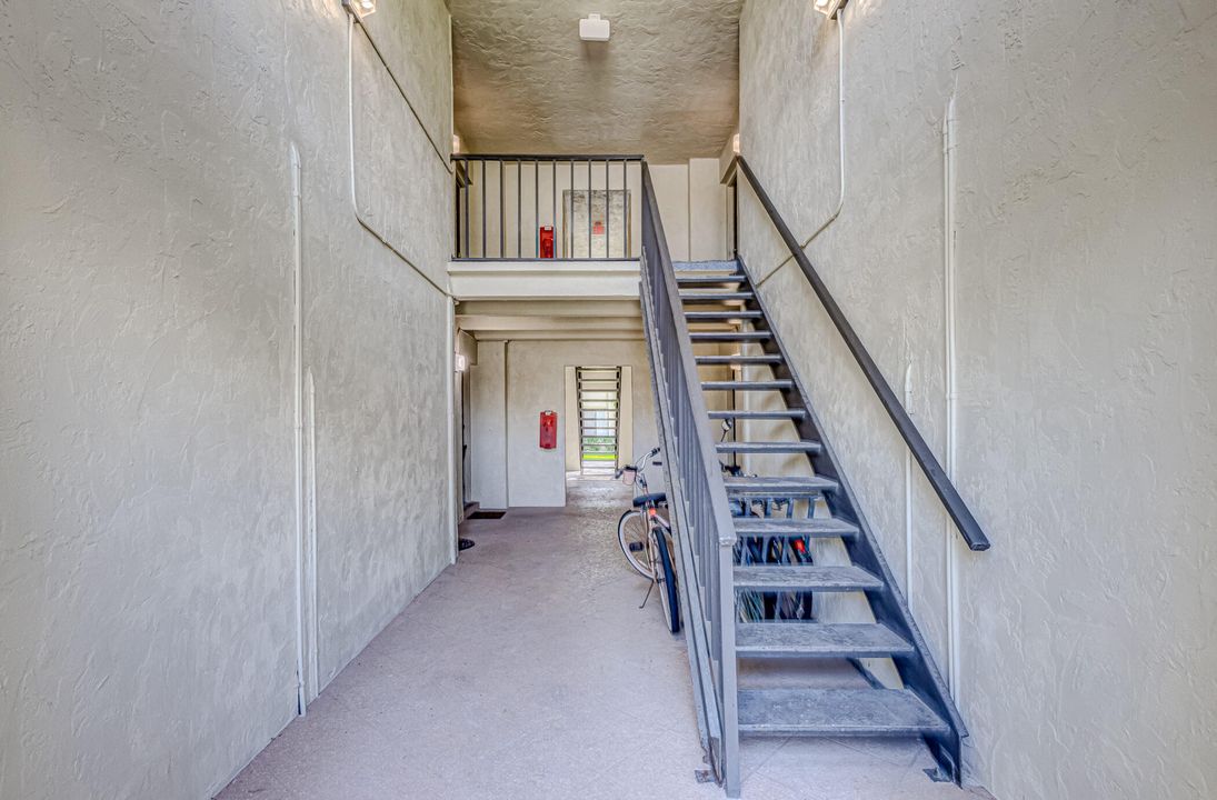 Active With Contract: $1,950 (1 beds, 1 baths, 864 Square Feet)