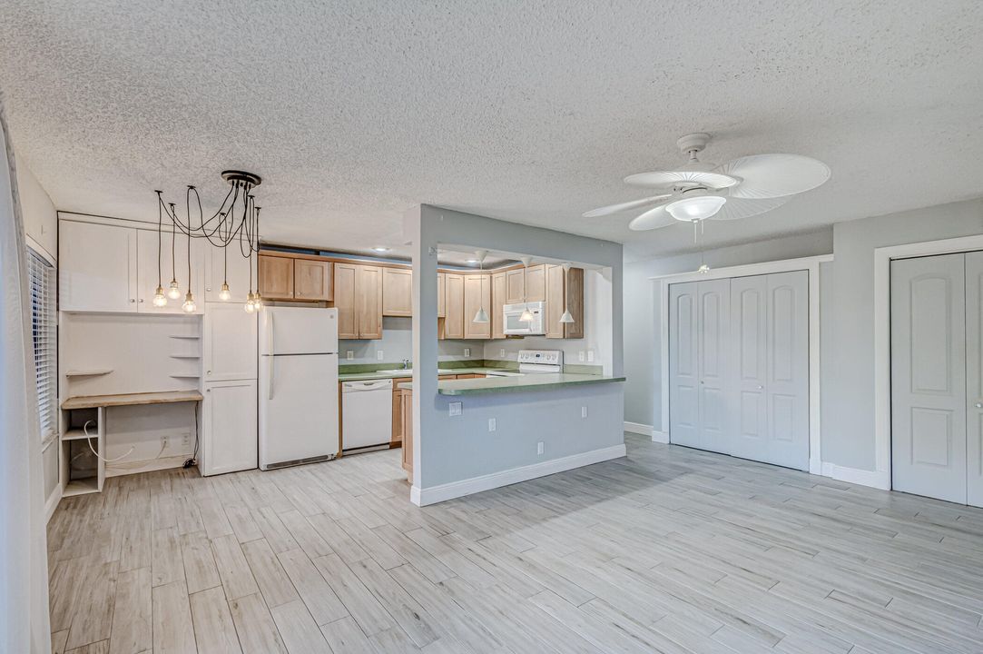 Active With Contract: $1,950 (1 beds, 1 baths, 864 Square Feet)