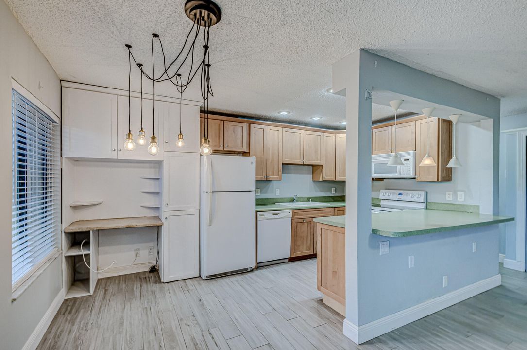 Active With Contract: $1,950 (1 beds, 1 baths, 864 Square Feet)