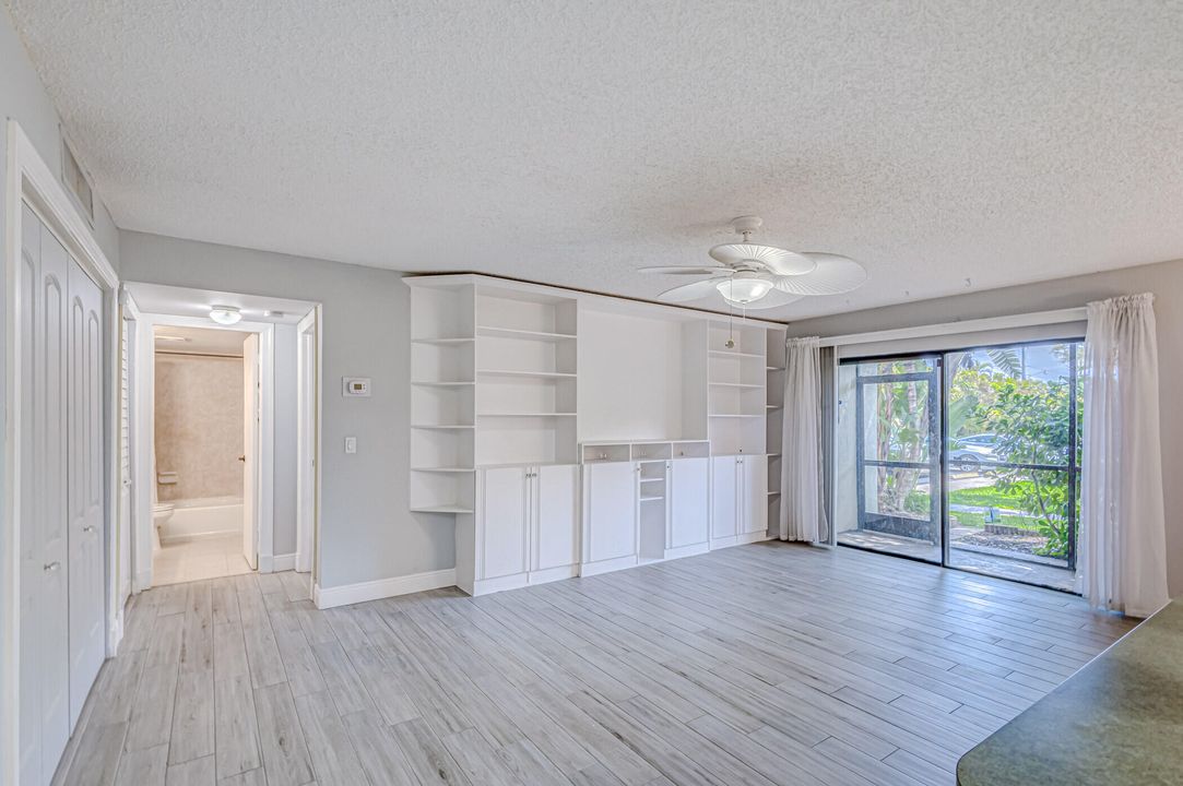 Active With Contract: $1,950 (1 beds, 1 baths, 864 Square Feet)