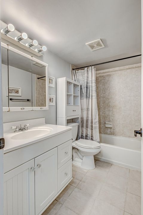 Active With Contract: $1,950 (1 beds, 1 baths, 864 Square Feet)