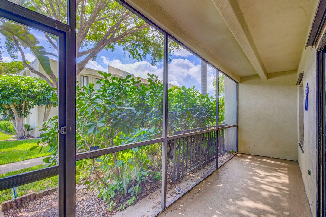 Active With Contract: $1,950 (1 beds, 1 baths, 864 Square Feet)