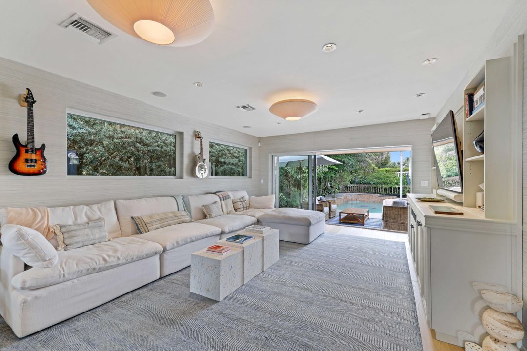 Active With Contract: $4,995,000 (2 beds, 2 baths, 2070 Square Feet)