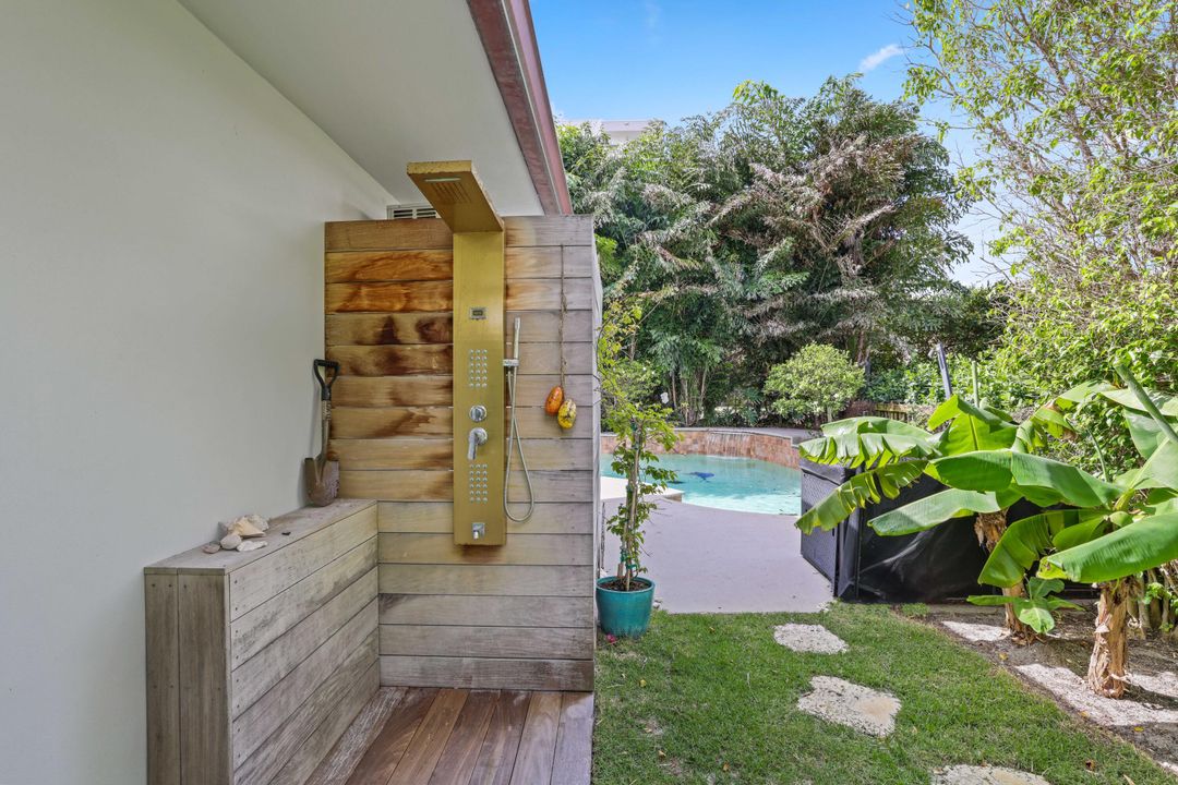 Active With Contract: $4,995,000 (2 beds, 2 baths, 2070 Square Feet)