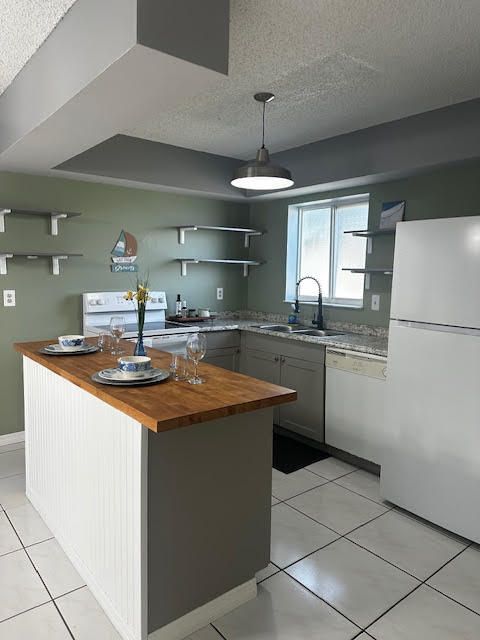 Active With Contract: $179,000 (2 beds, 2 baths, 948 Square Feet)