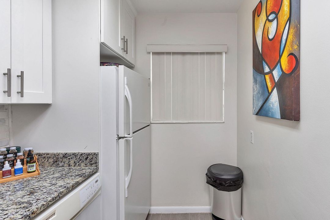 For Sale: $249,000 (1 beds, 1 baths, 861 Square Feet)