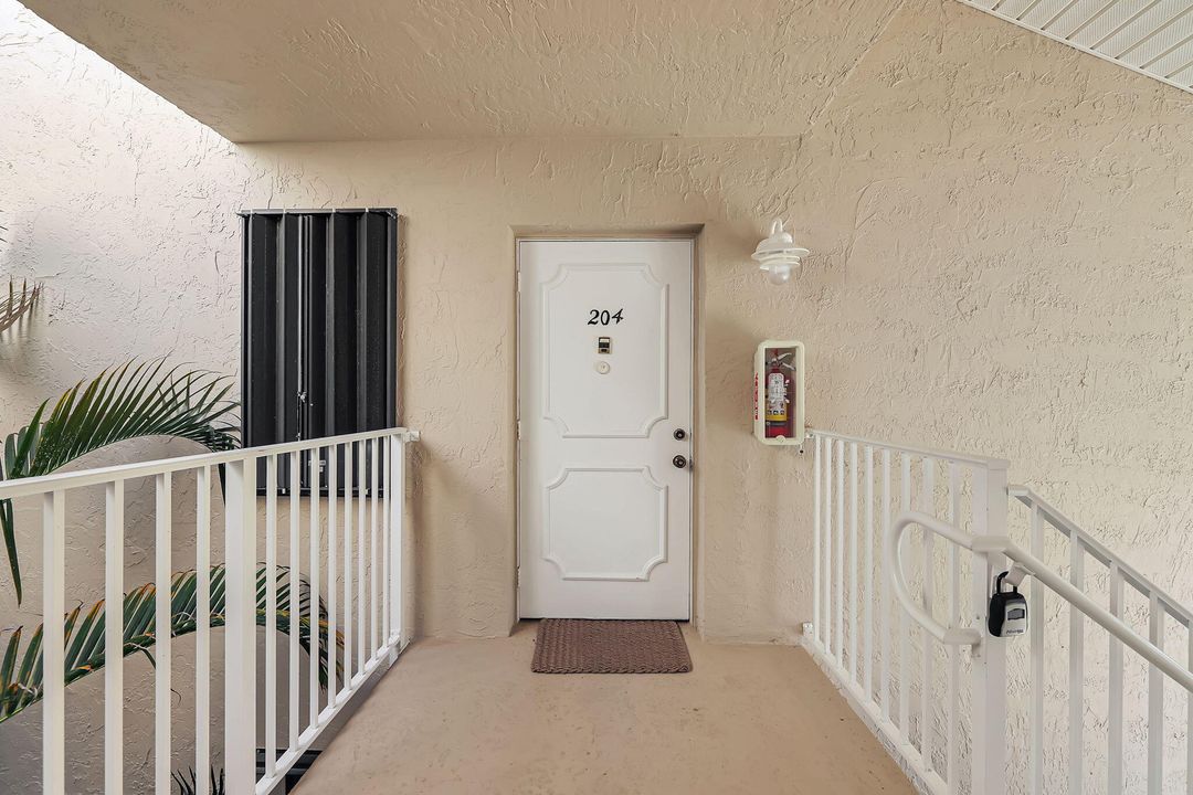 For Sale: $259,000 (2 beds, 2 baths, 1305 Square Feet)