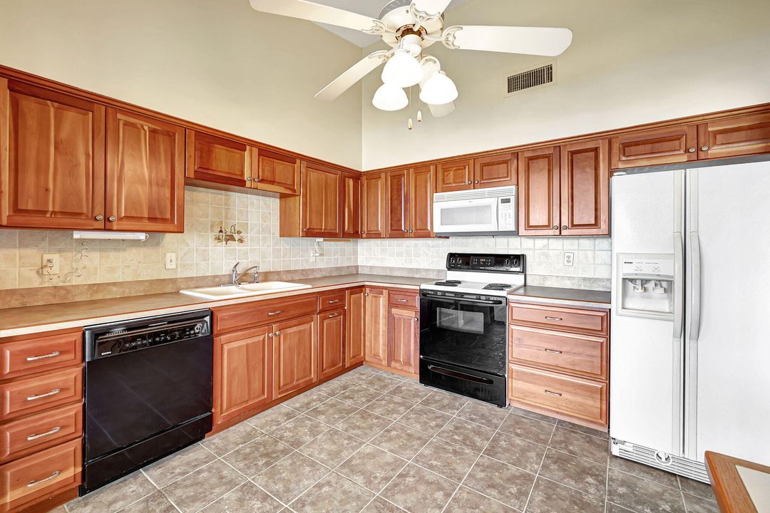 For Sale: $259,000 (2 beds, 2 baths, 1305 Square Feet)