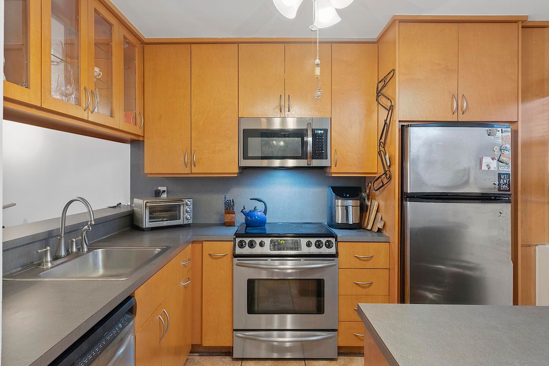 For Sale: $219,000 (1 beds, 1 baths, 861 Square Feet)