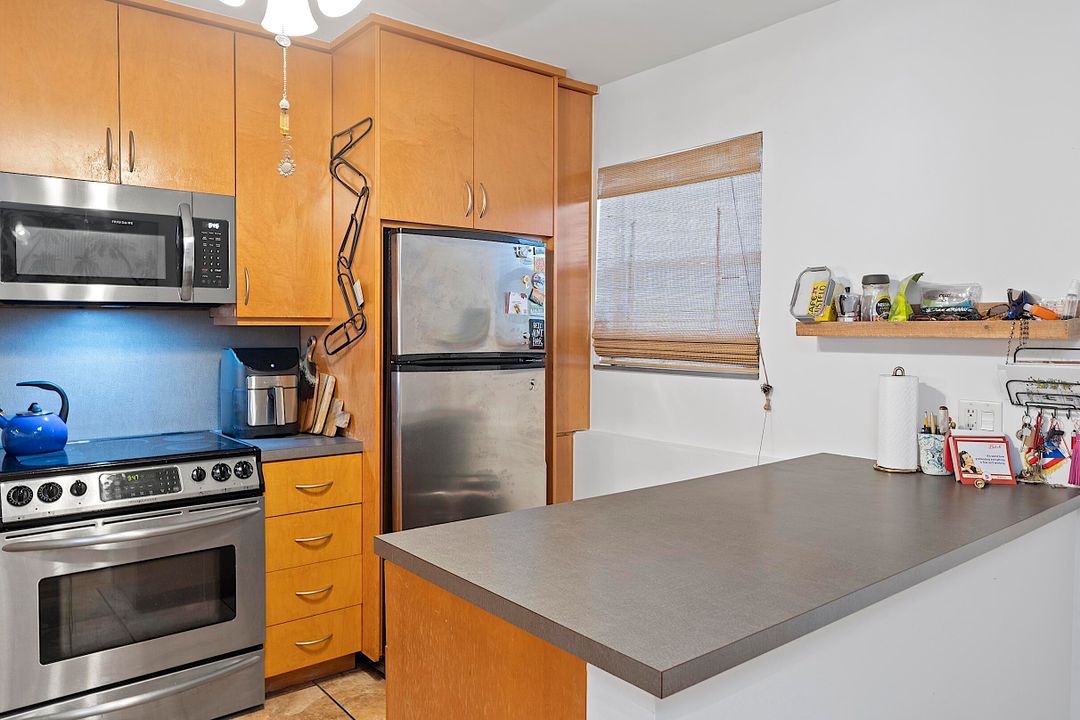 For Sale: $219,000 (1 beds, 1 baths, 861 Square Feet)