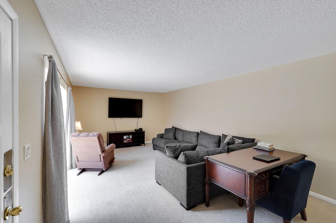 Active With Contract: $269,000 (2 beds, 2 baths, 1288 Square Feet)