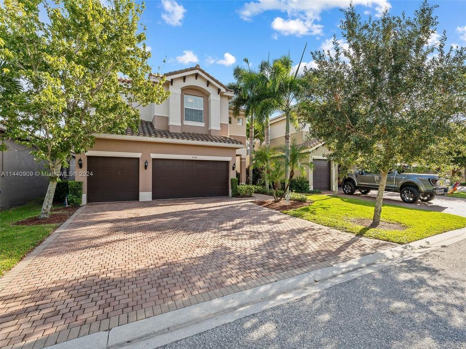 Active With Contract: $6,950 (6 beds, 5 baths, 3976 Square Feet)