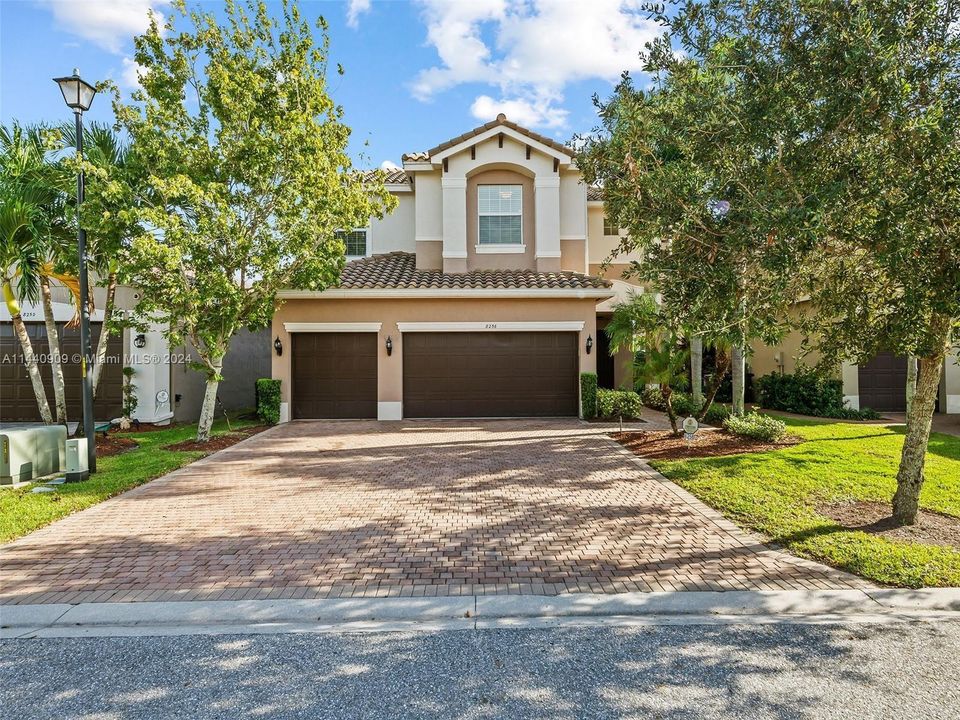 Active With Contract: $6,950 (6 beds, 5 baths, 3976 Square Feet)