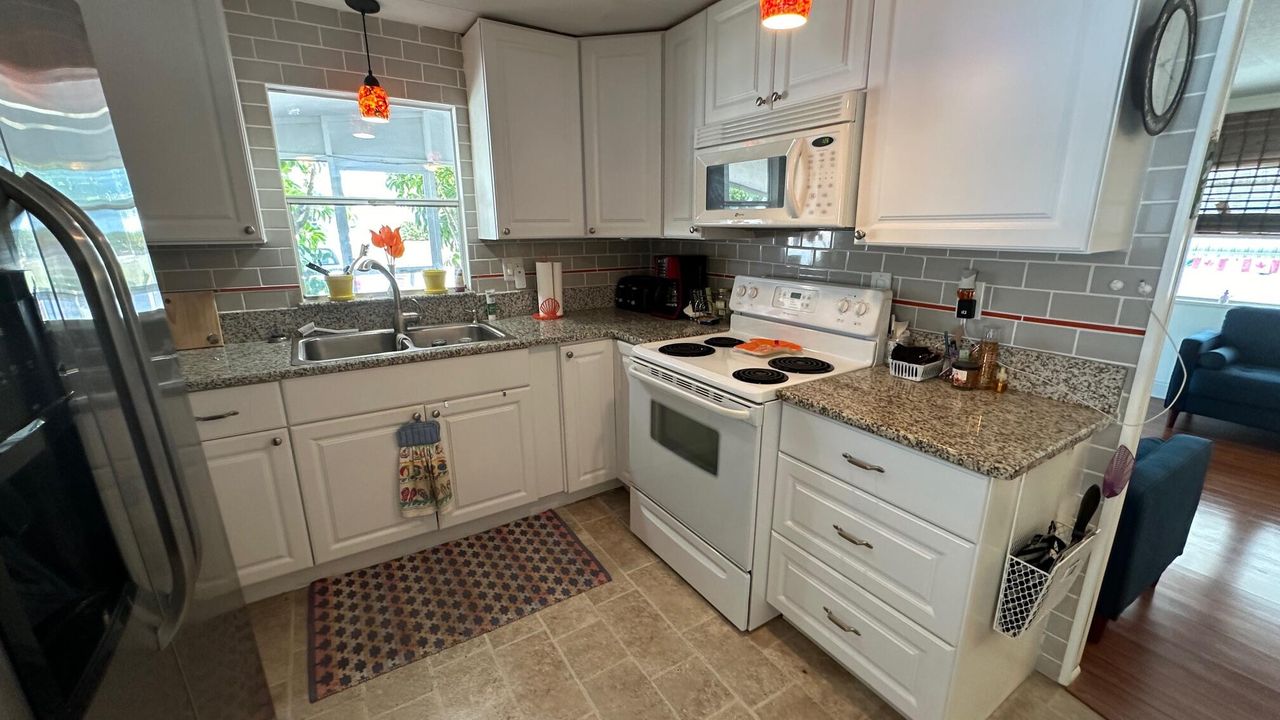For Sale: $215,000 (2 beds, 2 baths, 768 Square Feet)