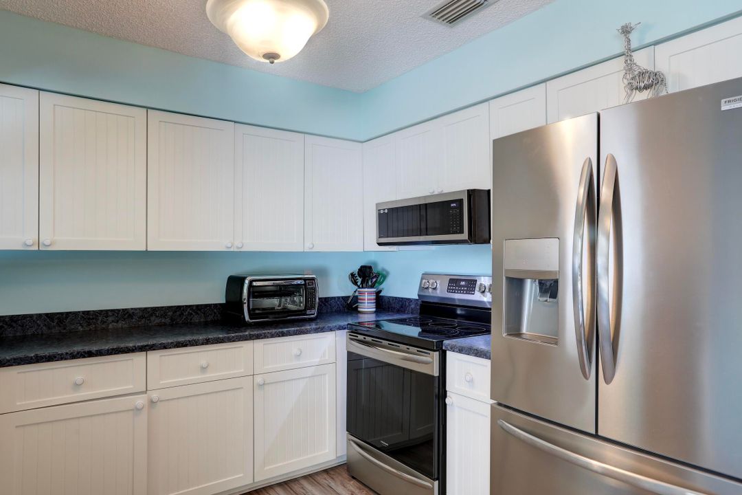 Active With Contract: $299,000 (2 beds, 2 baths, 1043 Square Feet)