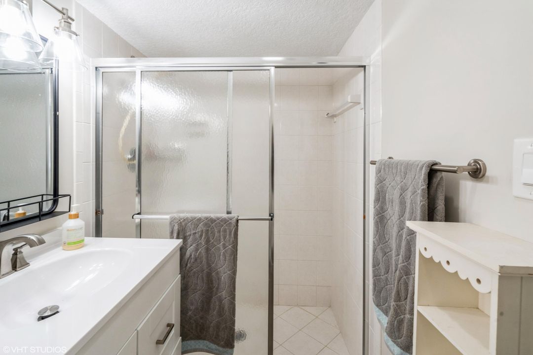 Active With Contract: $235,000 (2 beds, 2 baths, 936 Square Feet)